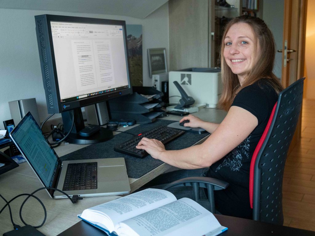 Dr. Martina Weiss beim Fachlektorat einer wissenschaftlichen Arbeit.