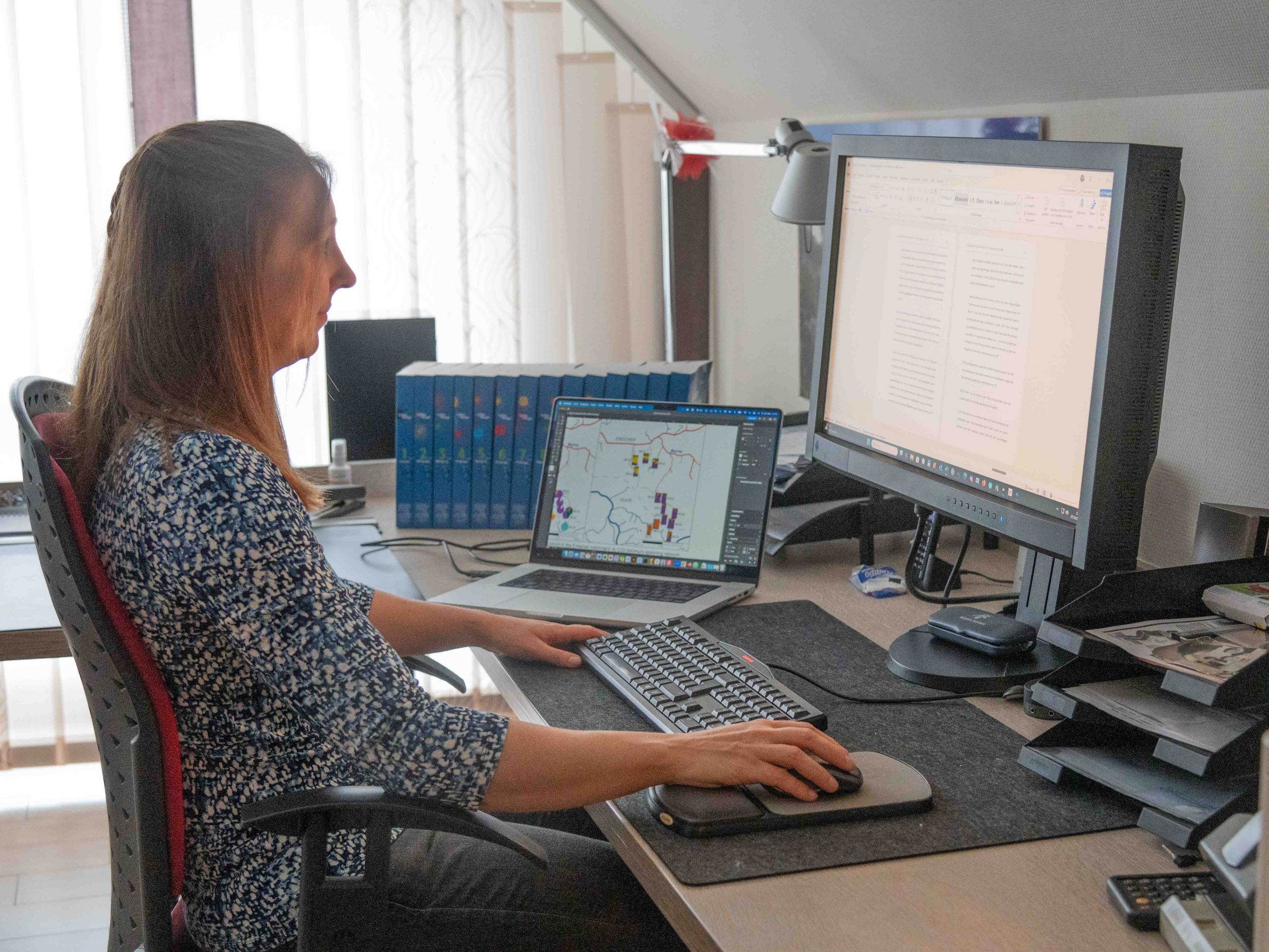 Dr. Martina Weiss beim Lektorieren eines Textes am Computer.