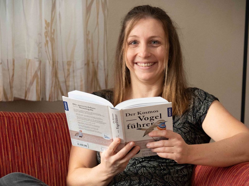 Dr. Martina Weiss beim Lesen des Kosmos Vogelführers.