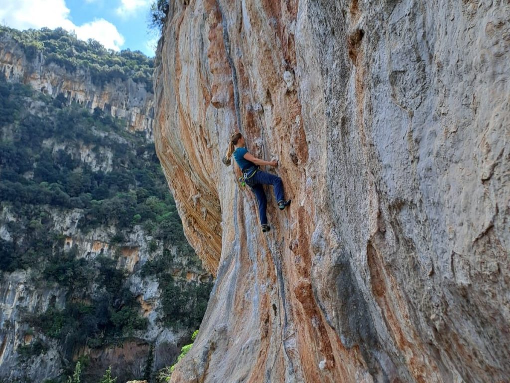 Dr. Martina Weiss beim Klettern in Kyparissi, Griechenland.
