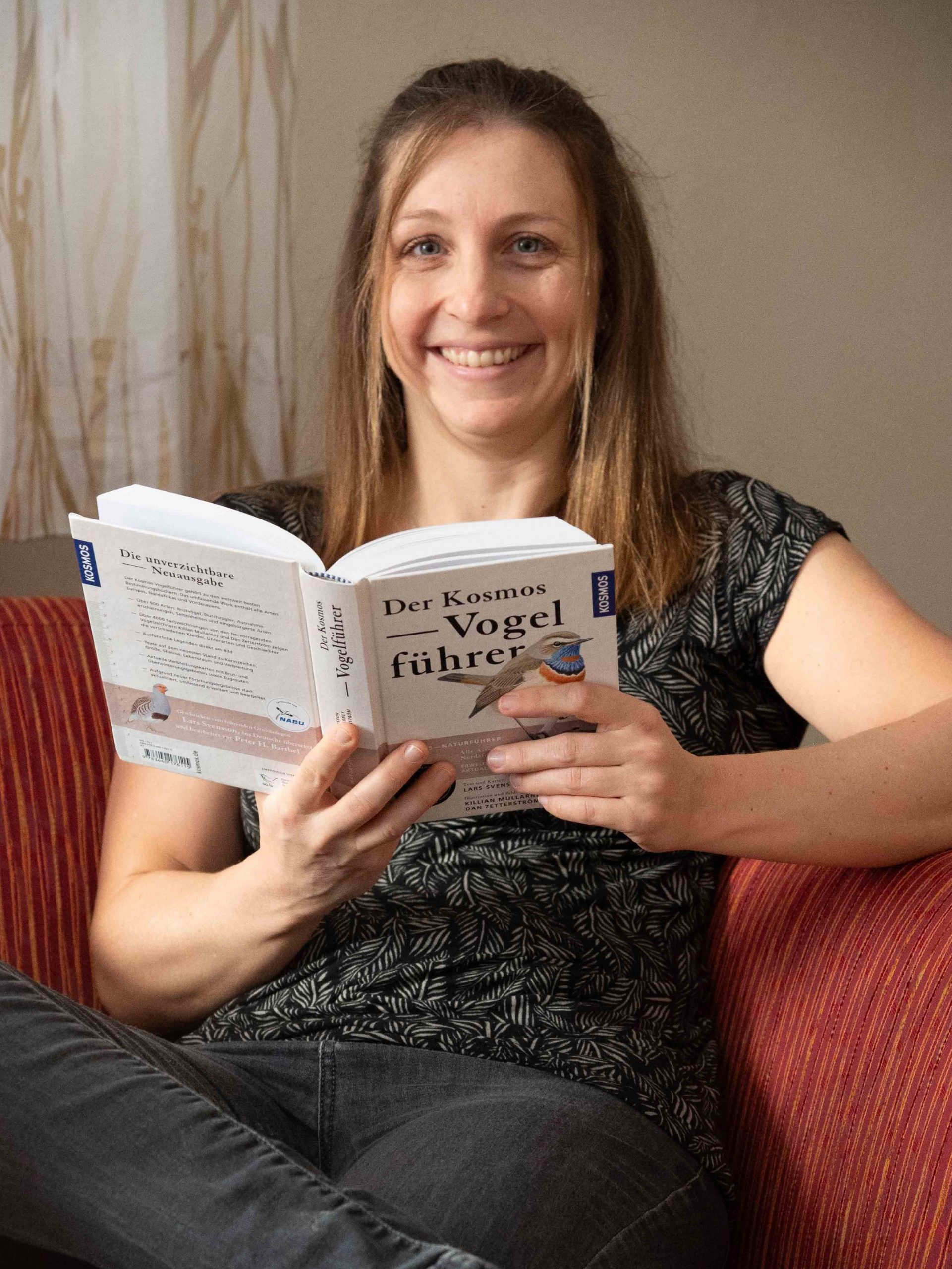 Dr. Martina Weiss beim Lesen des Kosmos Vogelführers.